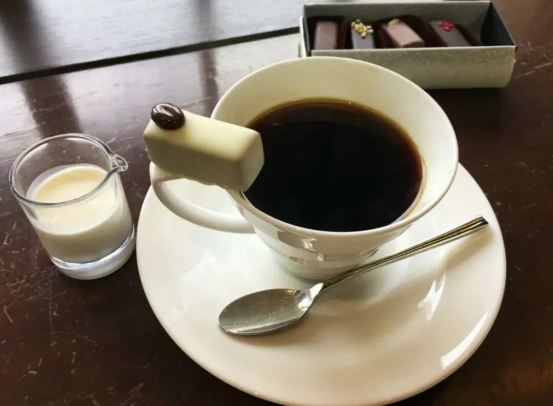 小口吃黑巧克力